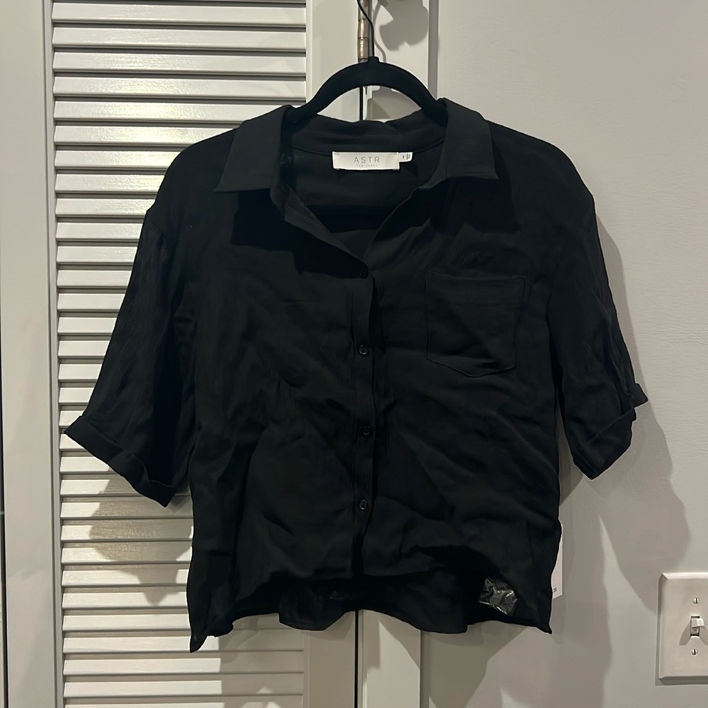 NWT: black Cropped Button Tee